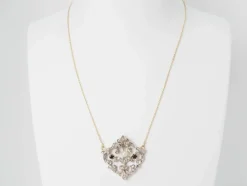 Collier volutes en or jaune et argent, grenat diamants et perle