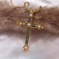 Croix ancienne émail noir perles fines et sa chaine