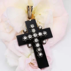 Croix en onyx ornée de diamants et perles fines