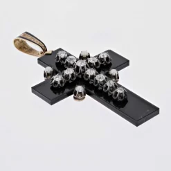 Croix en onyx ornée de diamants et perles fines