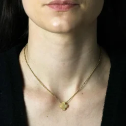 Croix grecque or jaune ciselé
