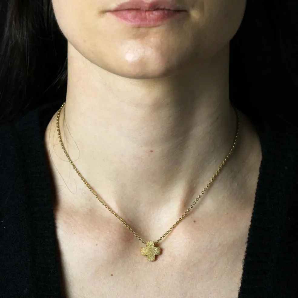 Croix grecque or jaune ciselé