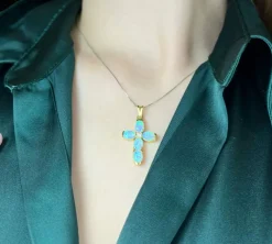 Croix moderne avec opales arlequin et diamant