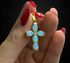 Croix moderne avec opales arlequin et diamant