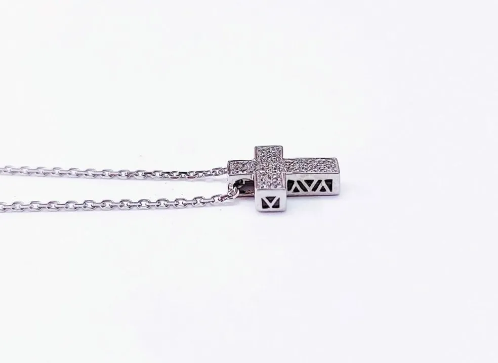 Croix sur chaîne, or blanc et diamants