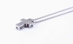 Croix sur chaîne, or blanc et diamants