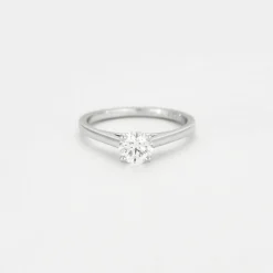 DE BEERS. Bague solitaire en platine et diamant