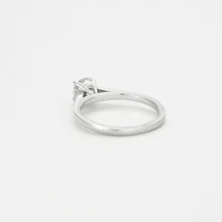 DE BEERS. Bague solitaire en platine et diamant