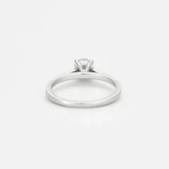 DE BEERS. Bague solitaire en platine et diamant