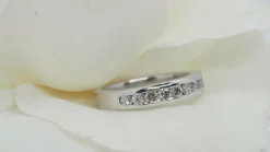 Demi alliance en or blanc et diamants