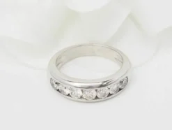 Demi alliance en or blanc et diamants 1.05ct