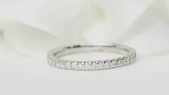 Demi alliance en or blanc et diamants 0.25ct