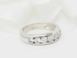 Demi alliance en or blanc et diamants 1.05ct