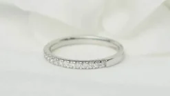 Demi alliance en or blanc et diamants 0.25ct