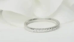Demi alliance en or blanc et diamants 0.25ct