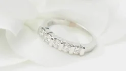 Demi alliance en or blanc et diamants 0.60ct