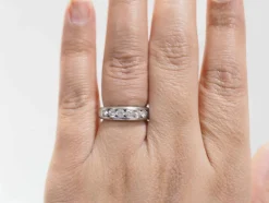 Demi alliance en or blanc et diamants 1.05ct