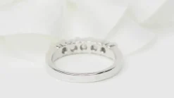 Demi alliance en or blanc et diamants 0.60ct