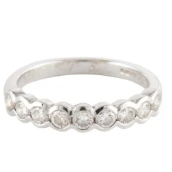 Demi alliance en or gris sertie clos, diamants