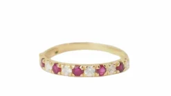 Demi alliance en or jaune, rubis et diamants