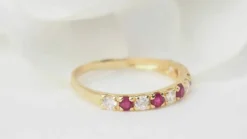 Demi alliance en or jaune, rubis et diamants
