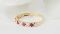Demi alliance en or jaune, rubis et diamants