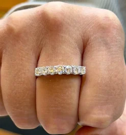 Demi-alliance en diamants or blanc