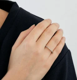 Demi-alliance en or blanc et diamants