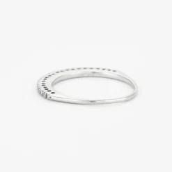 Demi-alliance en or blanc et diamants