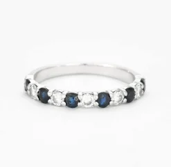 Demi-alliance en or gris saphir et diamants