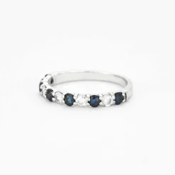 Demi-alliance en or gris saphir et diamants