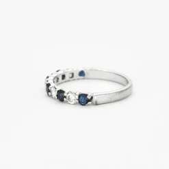 Demi-alliance en or gris saphir et diamants