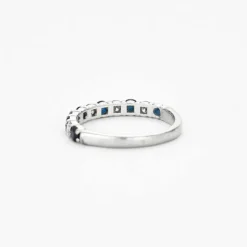 Demi-alliance en or gris saphir et diamants