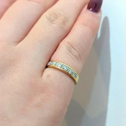 Demi-alliance en or jaune et diamants