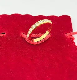 Demi-alliance en or jaune et diamants