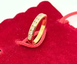 Demi-alliance en or jaune et diamants