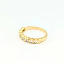 Demi-alliance en or jaune et diamants