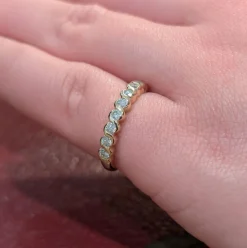 Demi-alliance en or jaune et diamants