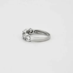Demi-alliance en or rhodié et diamants