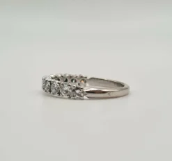 Demi-alliance or blanc 18 carats sertie de diamants