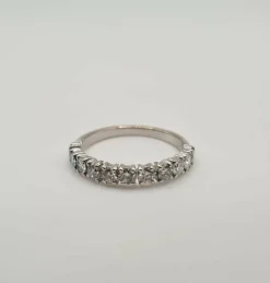 Demi-alliance or blanc 18 carats sertie de diamants