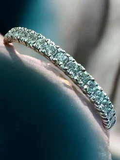 Demi-alliance or blanc diamants