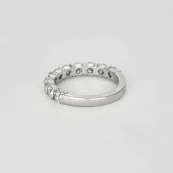 Demi-alliance or blanc et diamants