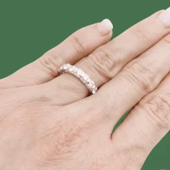 Demi-alliance or blanc et diamants.