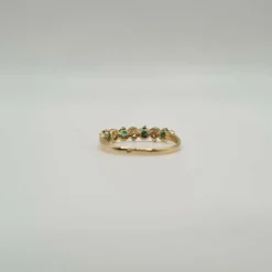 Demi-alliance or jaune, diamants et émeraudes