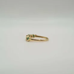 Demi-alliance or jaune, diamants et émeraudes