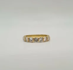 Demi-alliance or jaune sertie de diamants