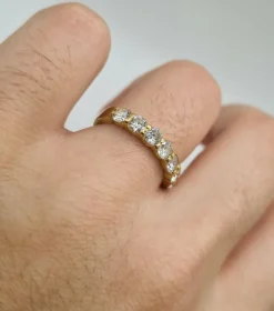 Demi-alliance or jaune sertie de diamants