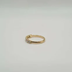 Demi-alliance or jaune sertie de diamants