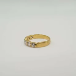 Demi-alliance or jaune sertie de diamants
